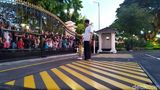 Jokowi Gandeng Jan Ethes Keluar Gedung Agung, Sapa Warga Yogya Jokowi Gandeng Jan Ethes Keluar Gedung Agung, Sapa Warga Yogya
